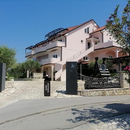 Apartmani Simon 로파르 외부 사진